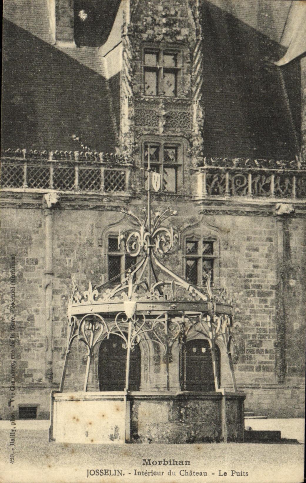 CPA Josselin Interieur du Chateau Le Puits