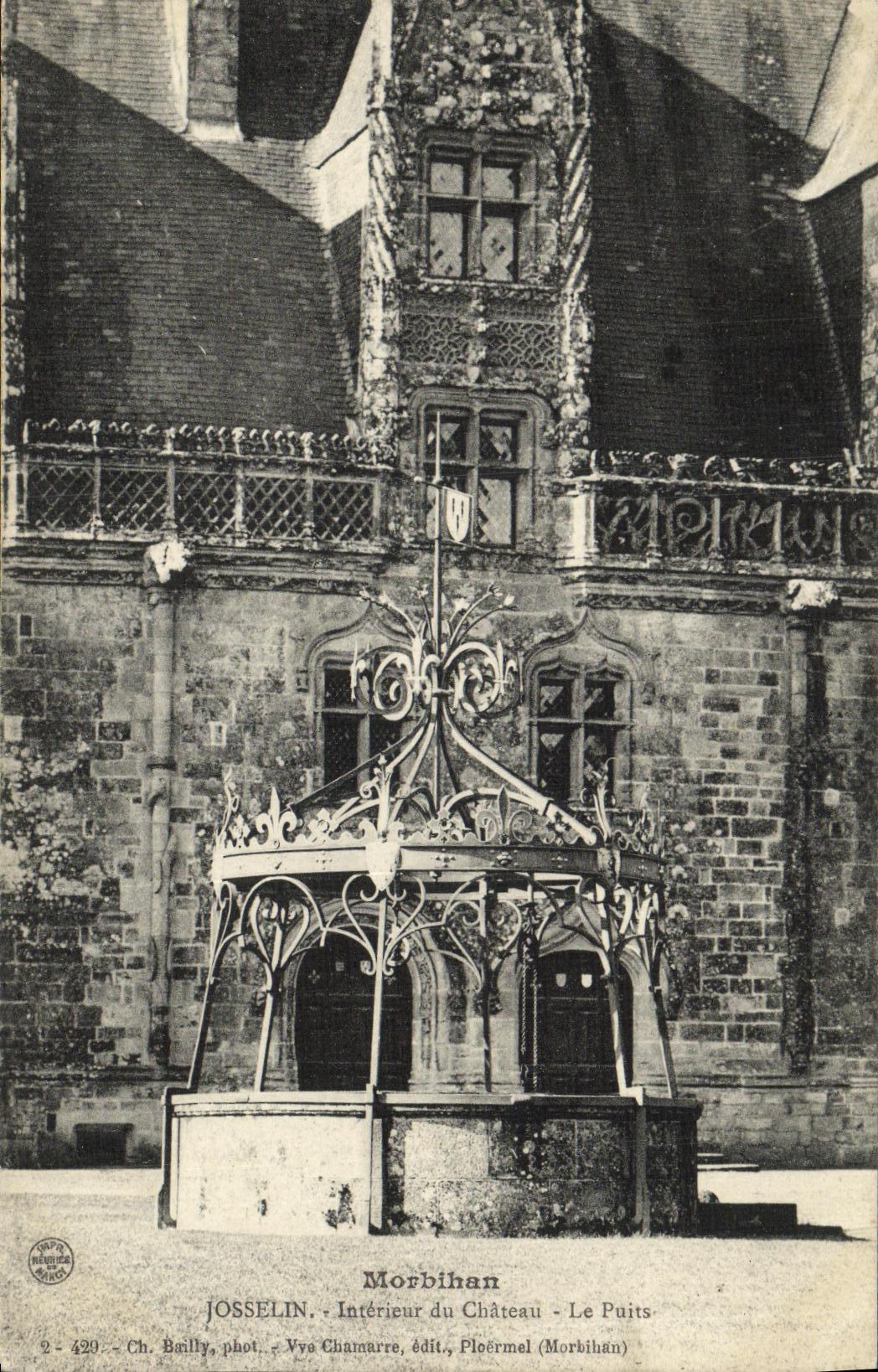 CPA Josselin Interieur du Chateau Le Puits