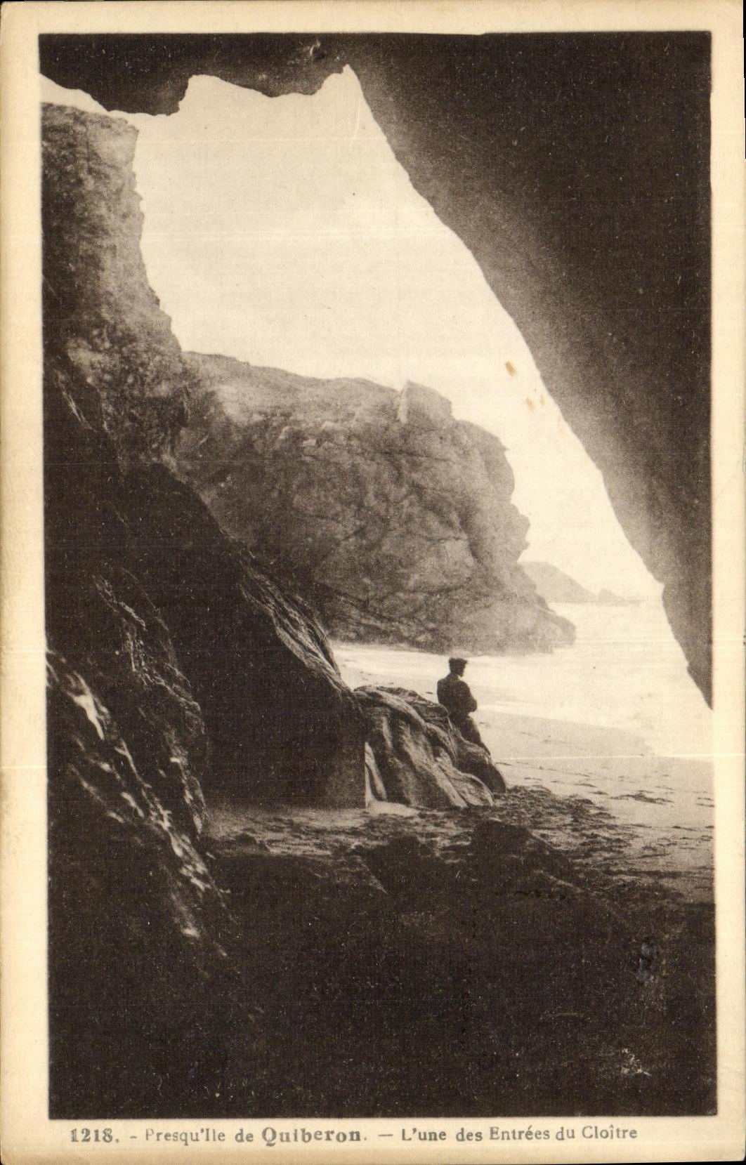 CPA Presquille de Quiberon L Une des Entrees du Cloitre