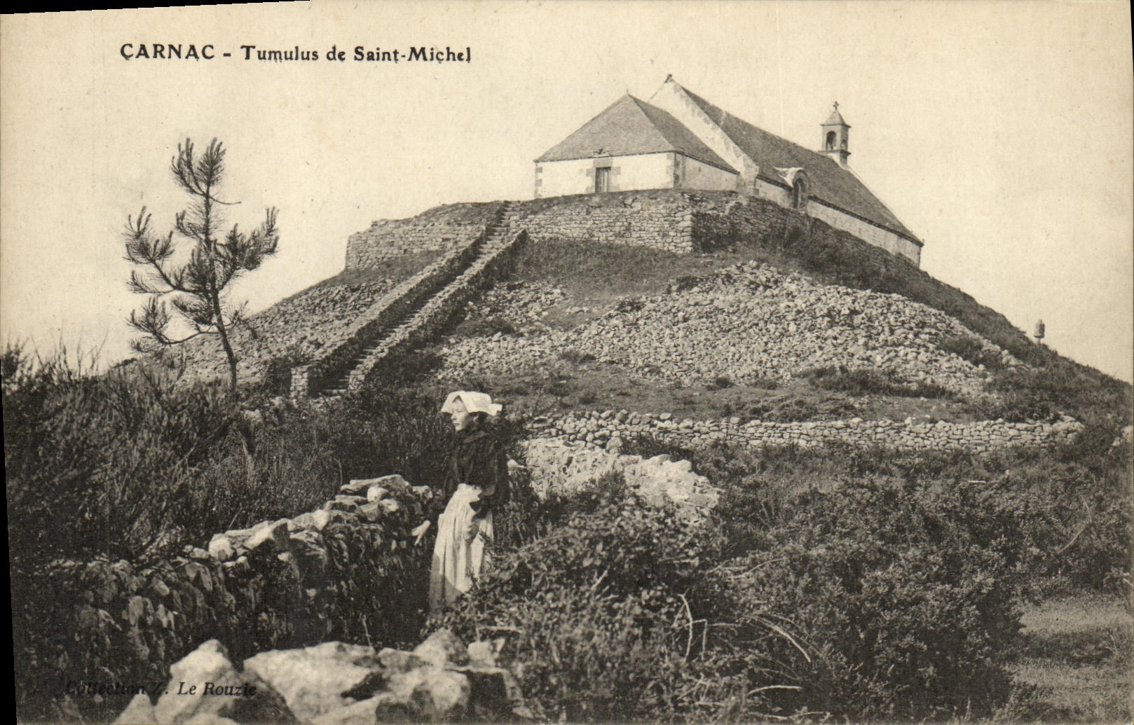CPA Carnac Tumulus de Saint Michel Enfant Folklore