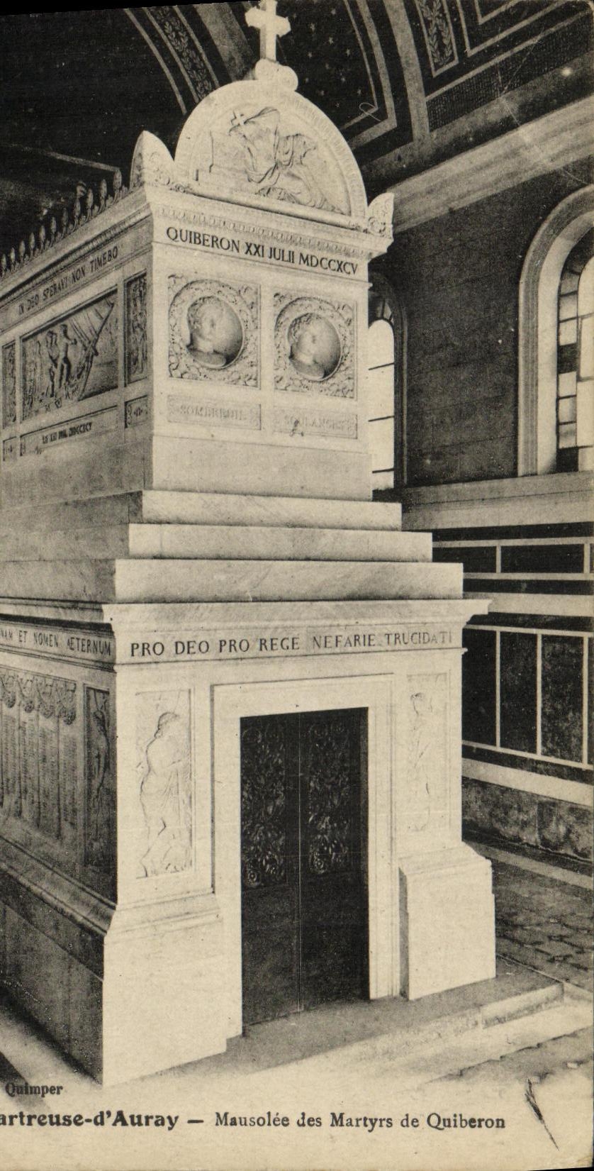 VINTAGE POSTCARD Sainte Anne D Auray Mausoleum of the Martyrs of Quiberon