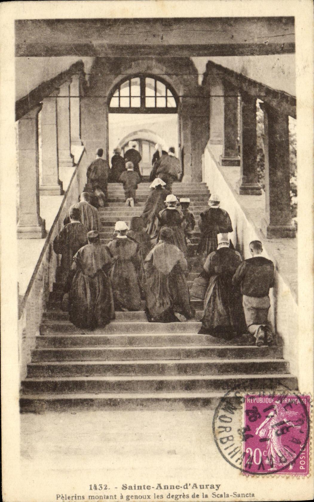 VINTAGE POSTCARD Sainte Anne D Auray Pelerins Going up has Genoux the degrees of Scala Sancta