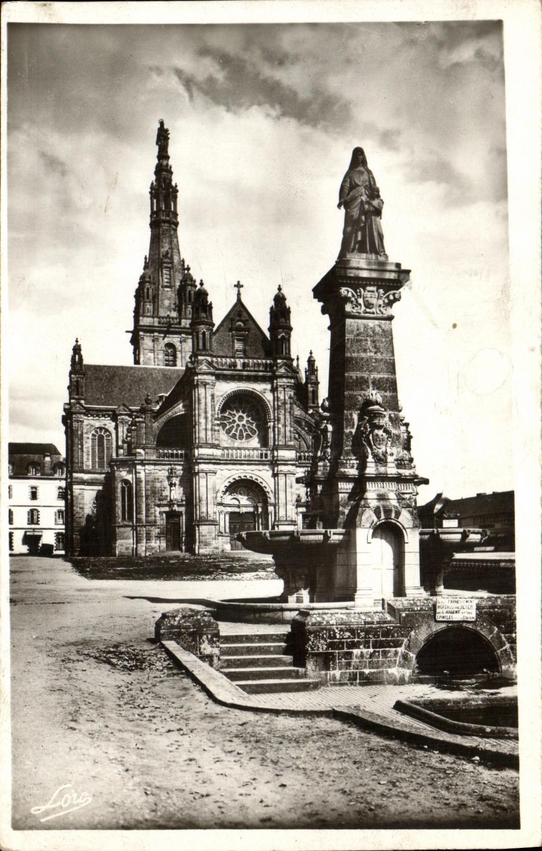 VINTAGE POSTCARD Sainte Anne D Auray the Basilica and the Fountain