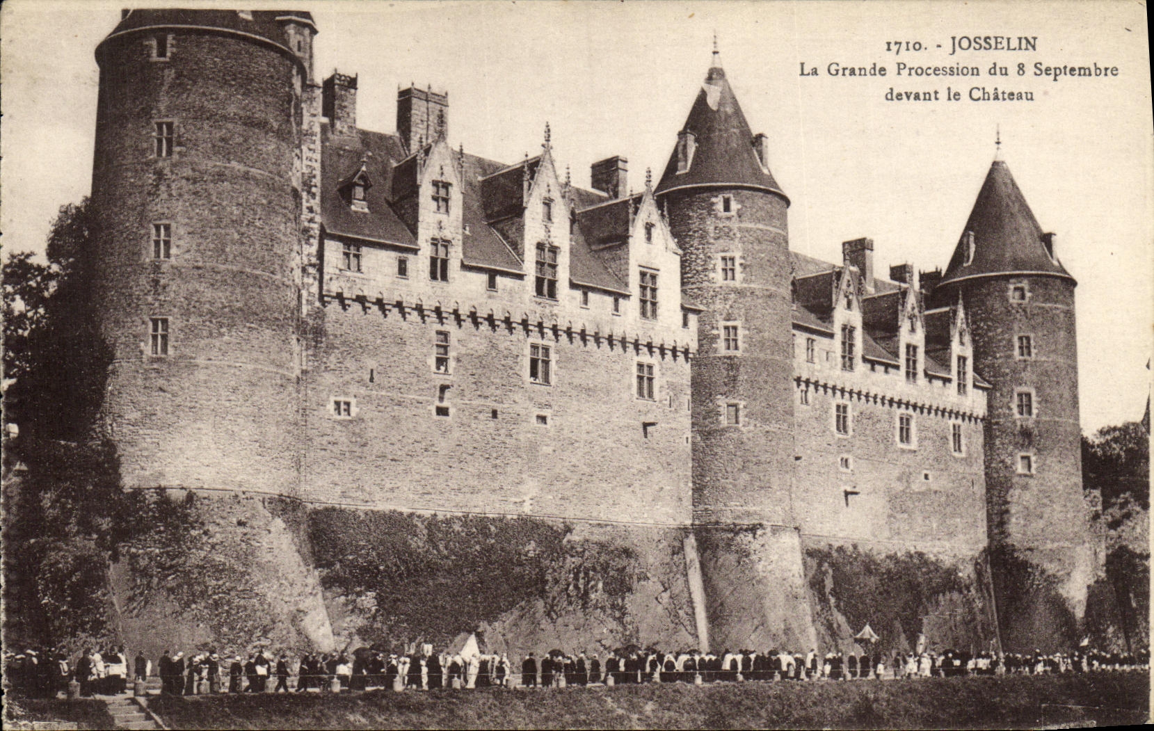 POSTAL Josselin de la VENDIMIA la gran procesion del 8 de septiembre delante del castillo
