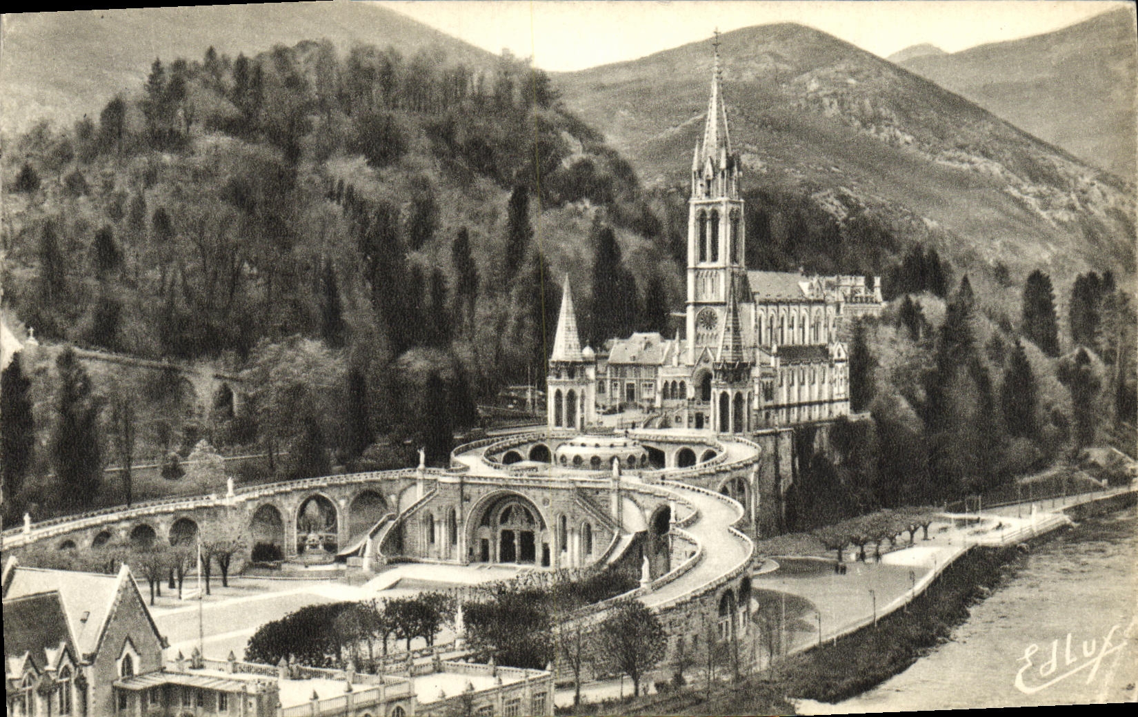 CPA Lourdes Vue d Ensemble sur la Basilique