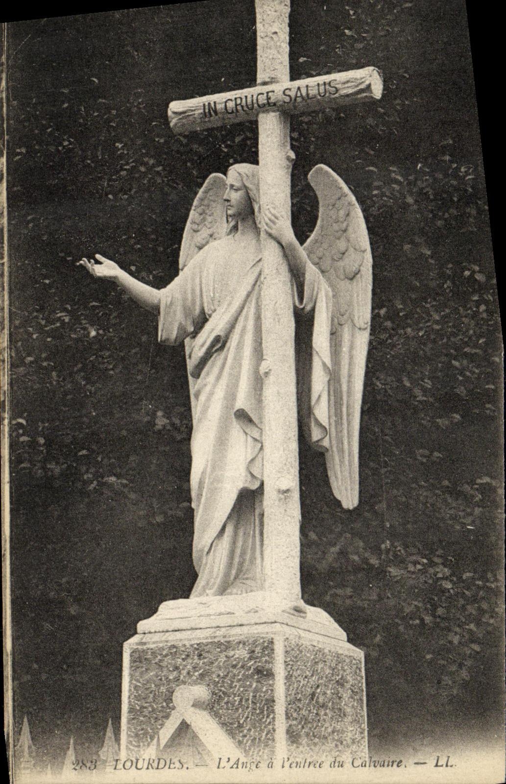 CPA Lourdes L Ange a L Entree du Calvaire
