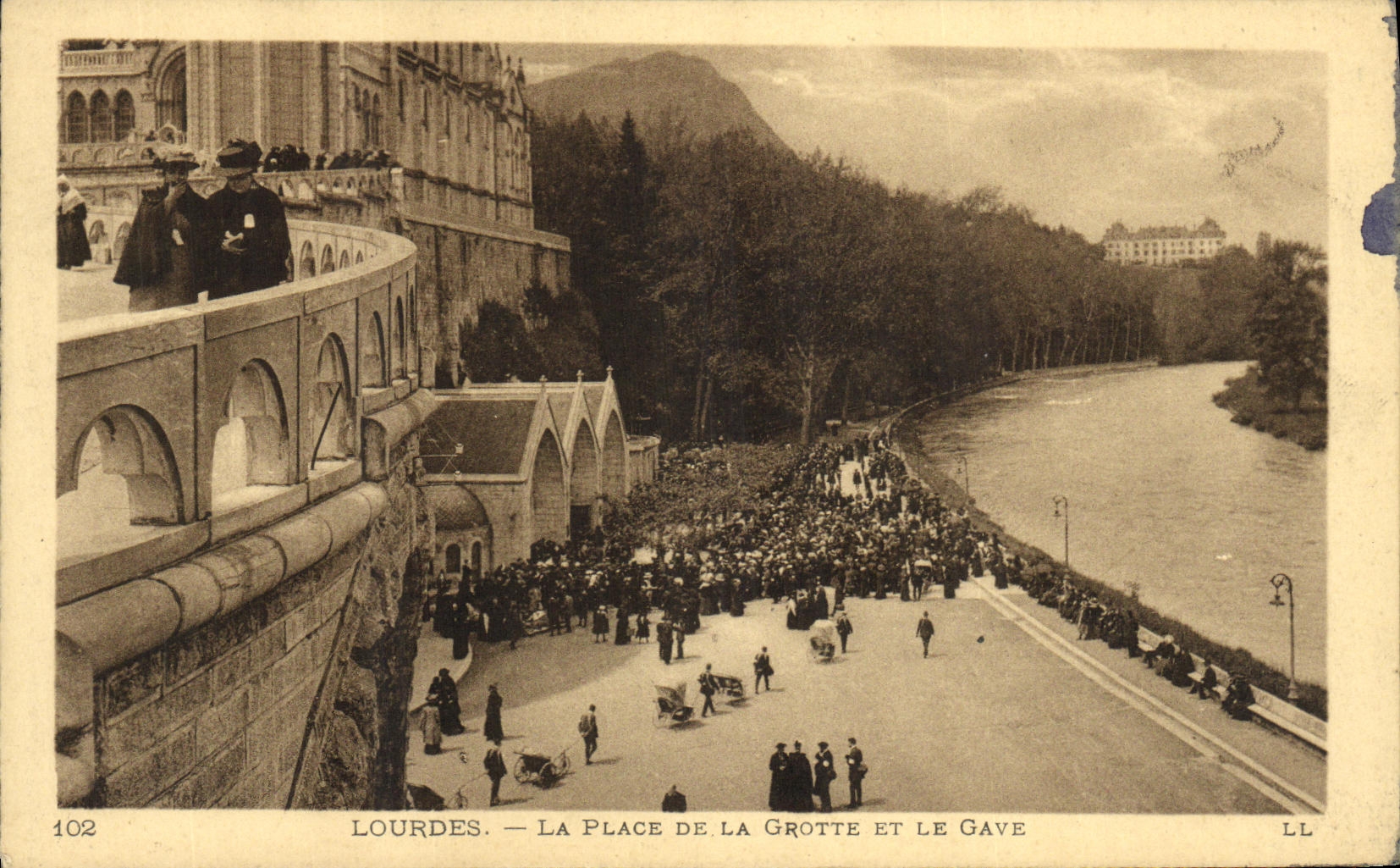 CPA Lourdes La Place de la Grotte et le Gave