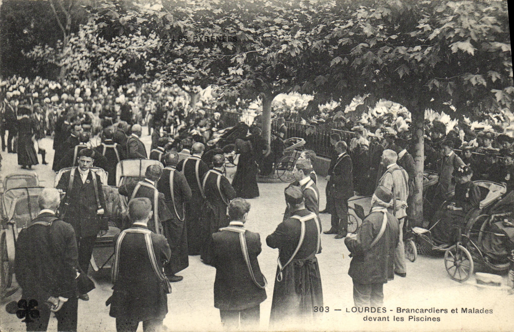 CPA Lourdes Brancardiers et Malades Devant les Piscines