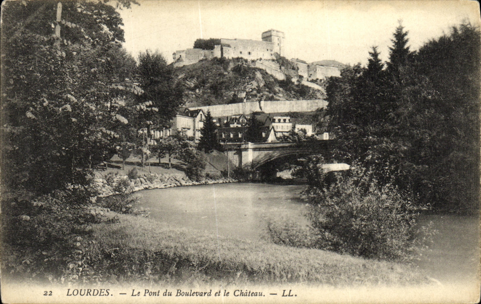 CPA Lourdes Le Pont du Boulevard et le Chateau