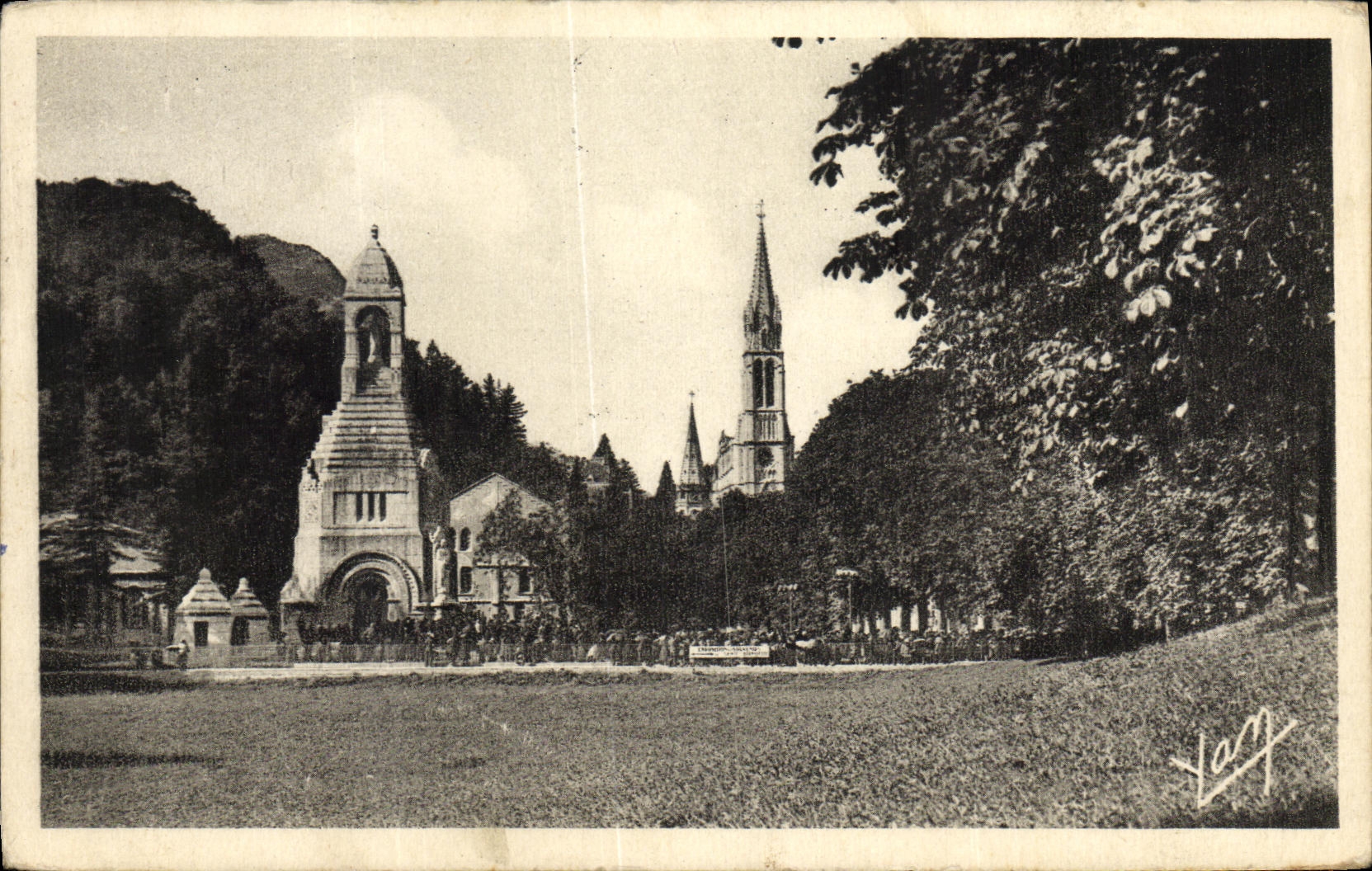 CPA Lourdes Monument Interailie et la Basilique