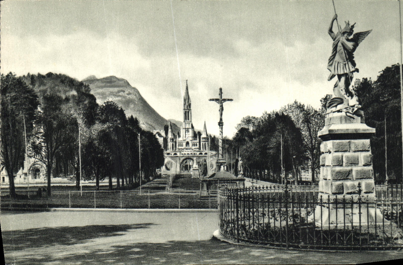 CPA Lourdes Saint Michel la Croix des Bretons et la Basilique