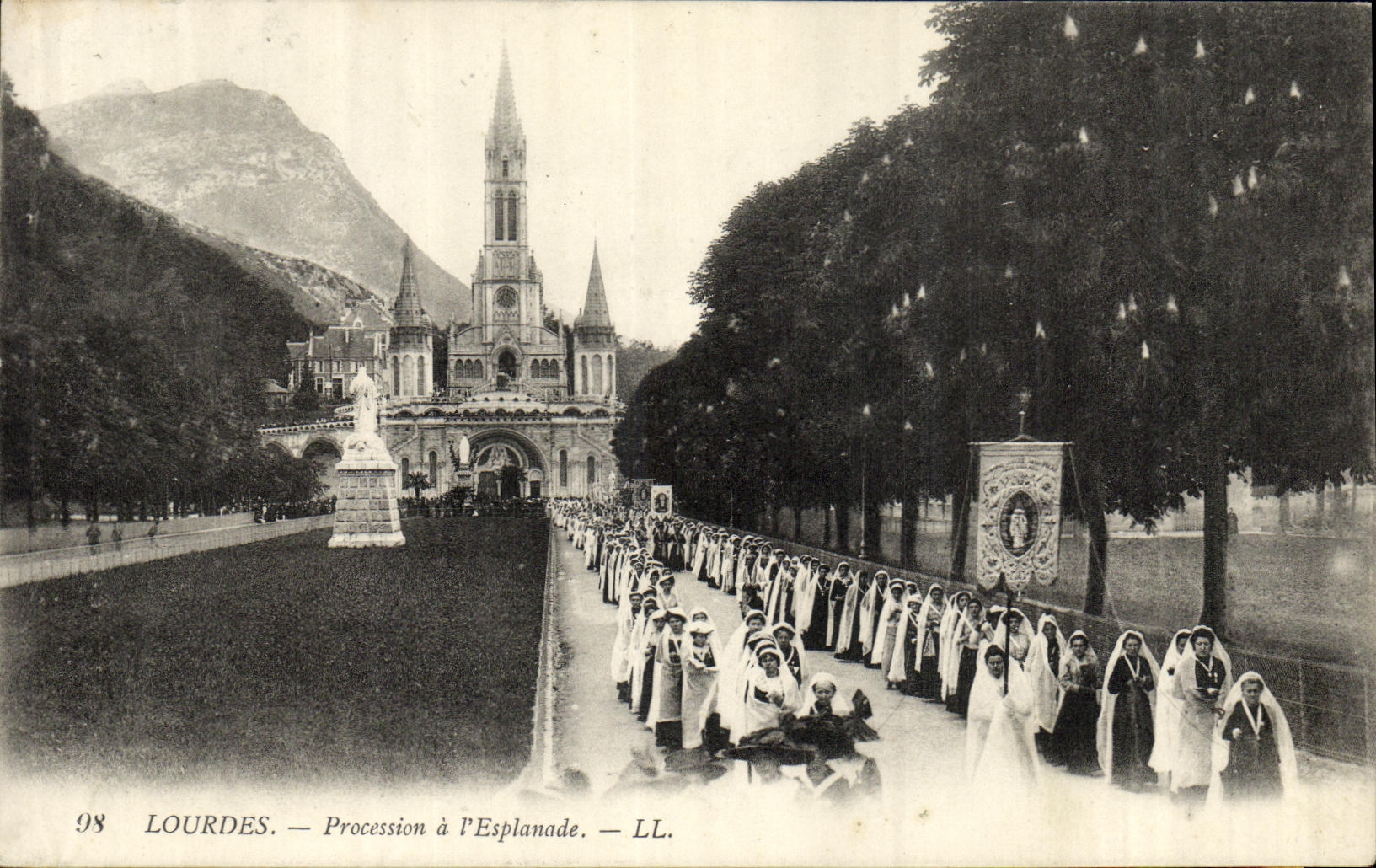 CPA Lourdes Procession a l Esplanade