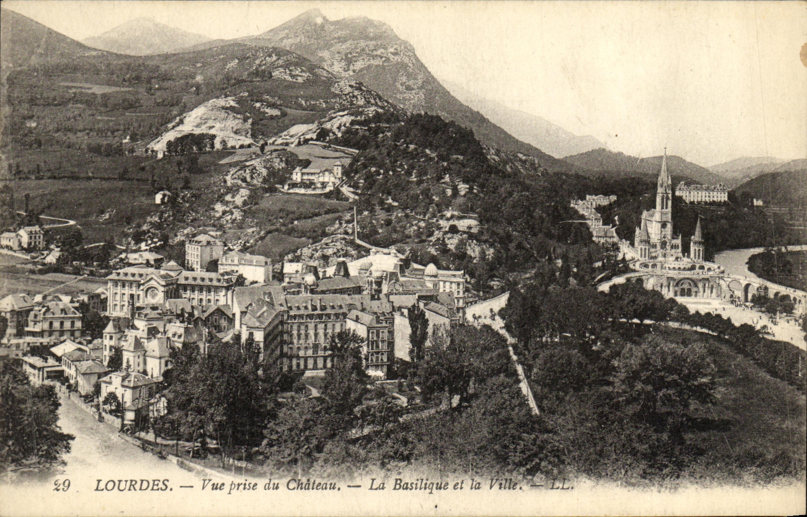 CPA Lourdes Vue Prise du Chateau La Basilique et la Ville