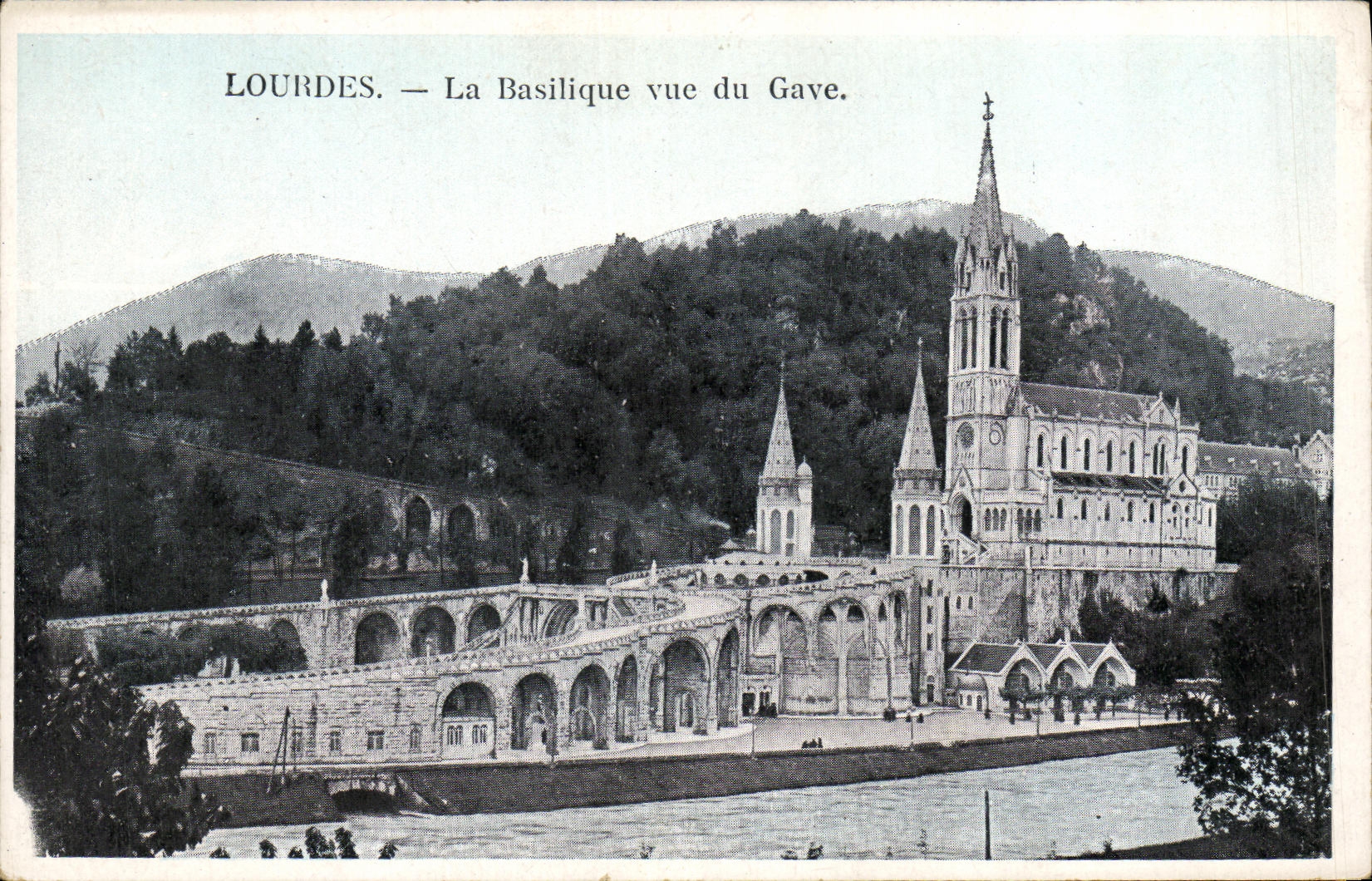 CPA Lourdes La Basilique vue du Gave