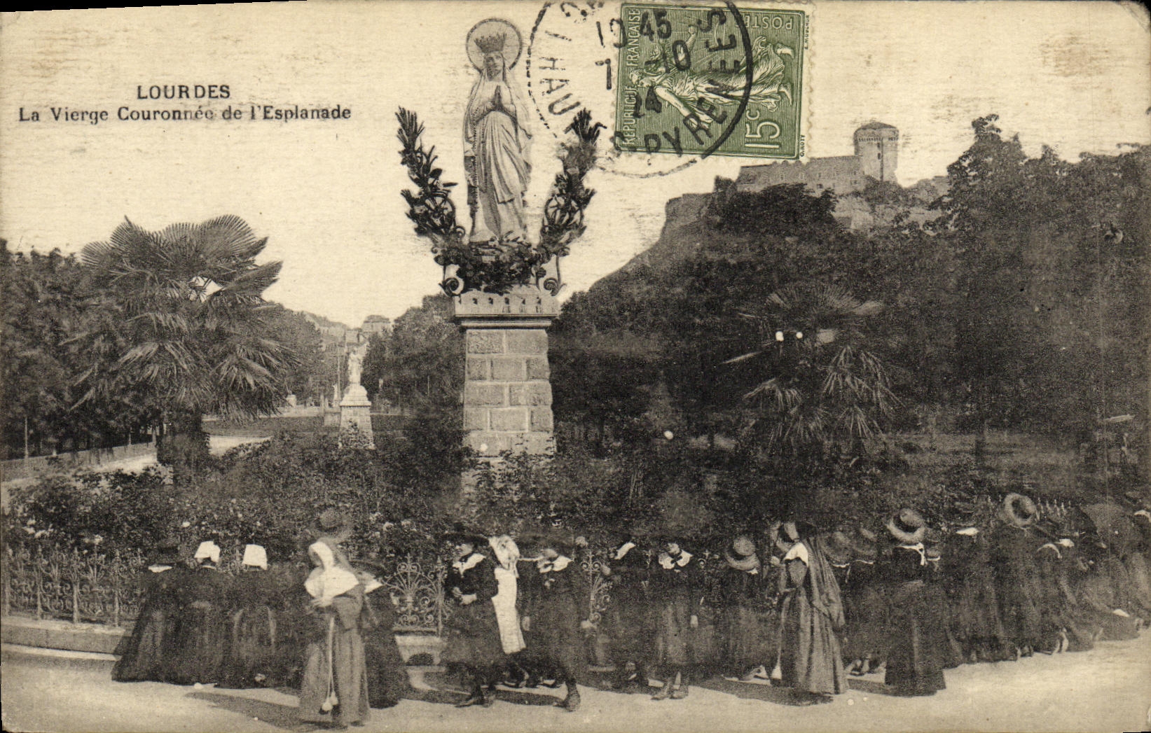 CPA Lourdes La Vierge Couronnee de l Esplanade