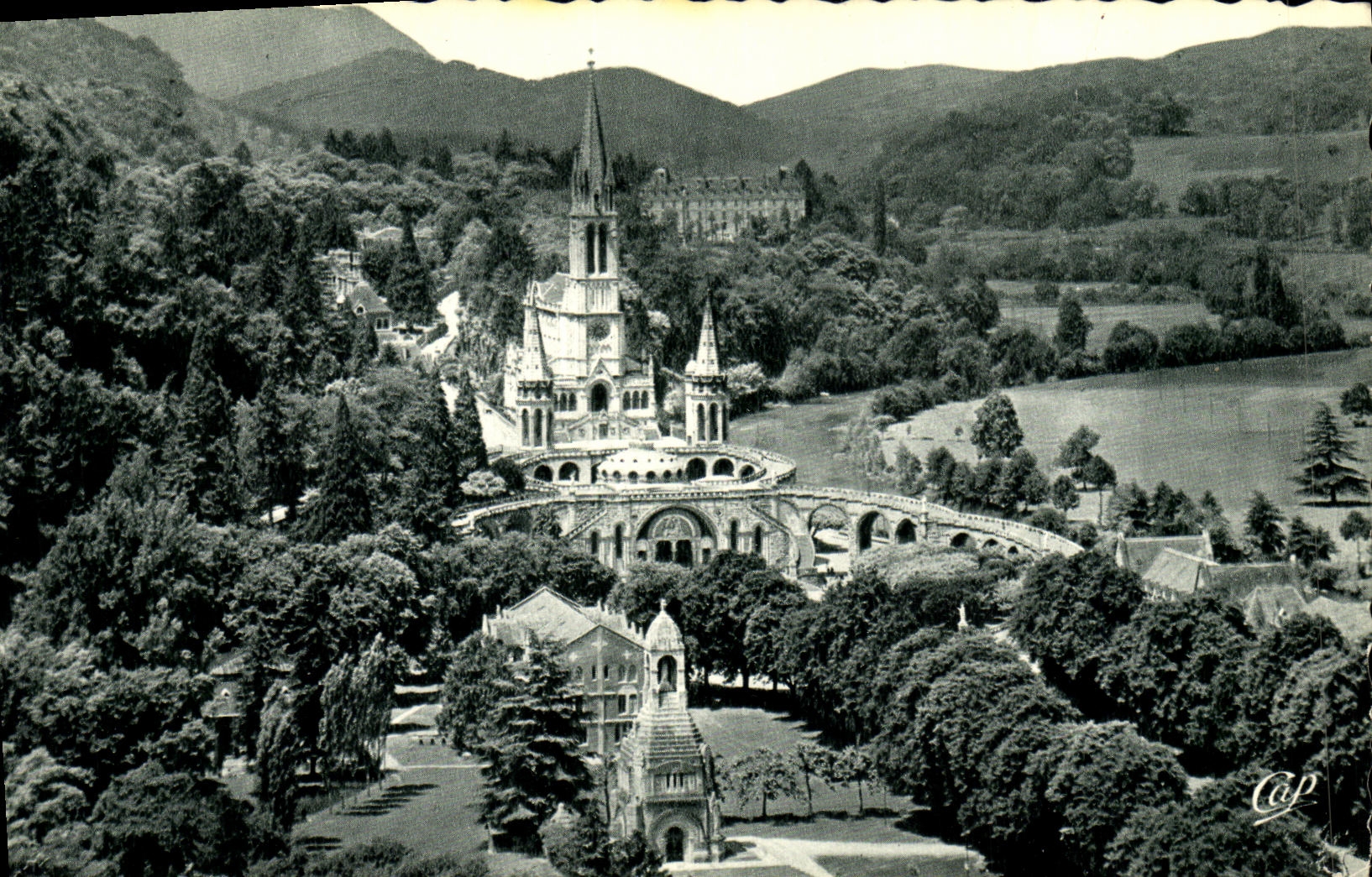 CPA Lourdes La Basilique et la Monument Interallie
