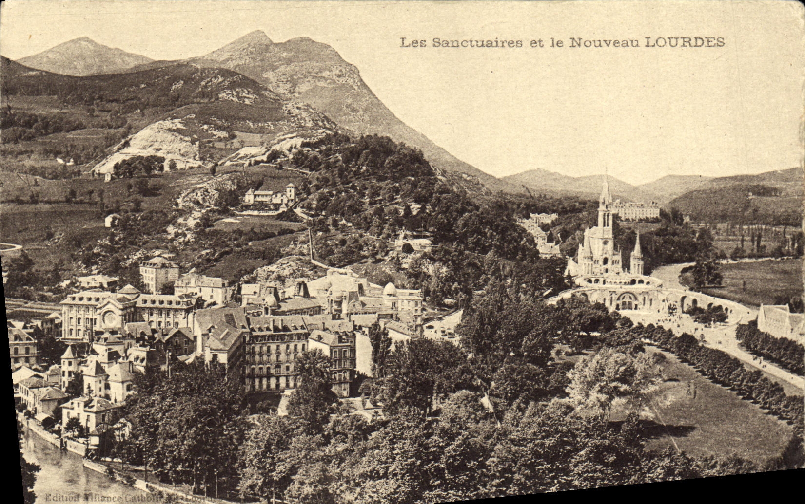 CPA Les Sanctuaires et le Nouveau Lourdes