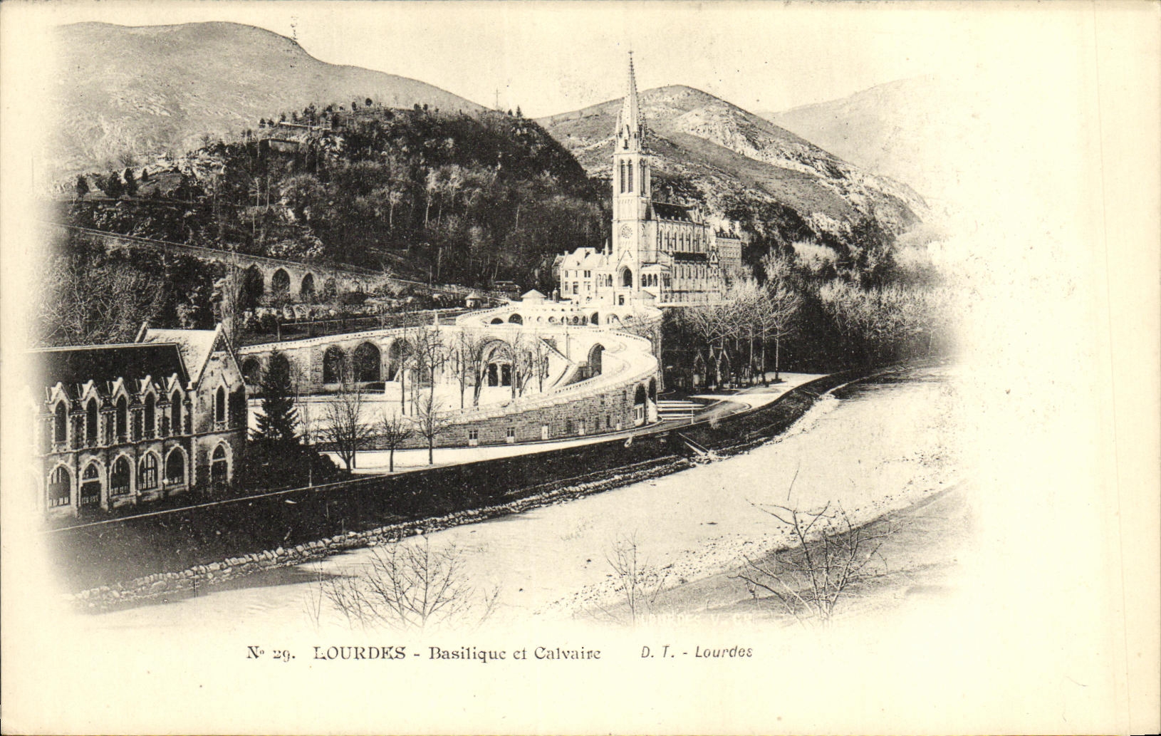 CPA Lourdes Basilique et Calvaire