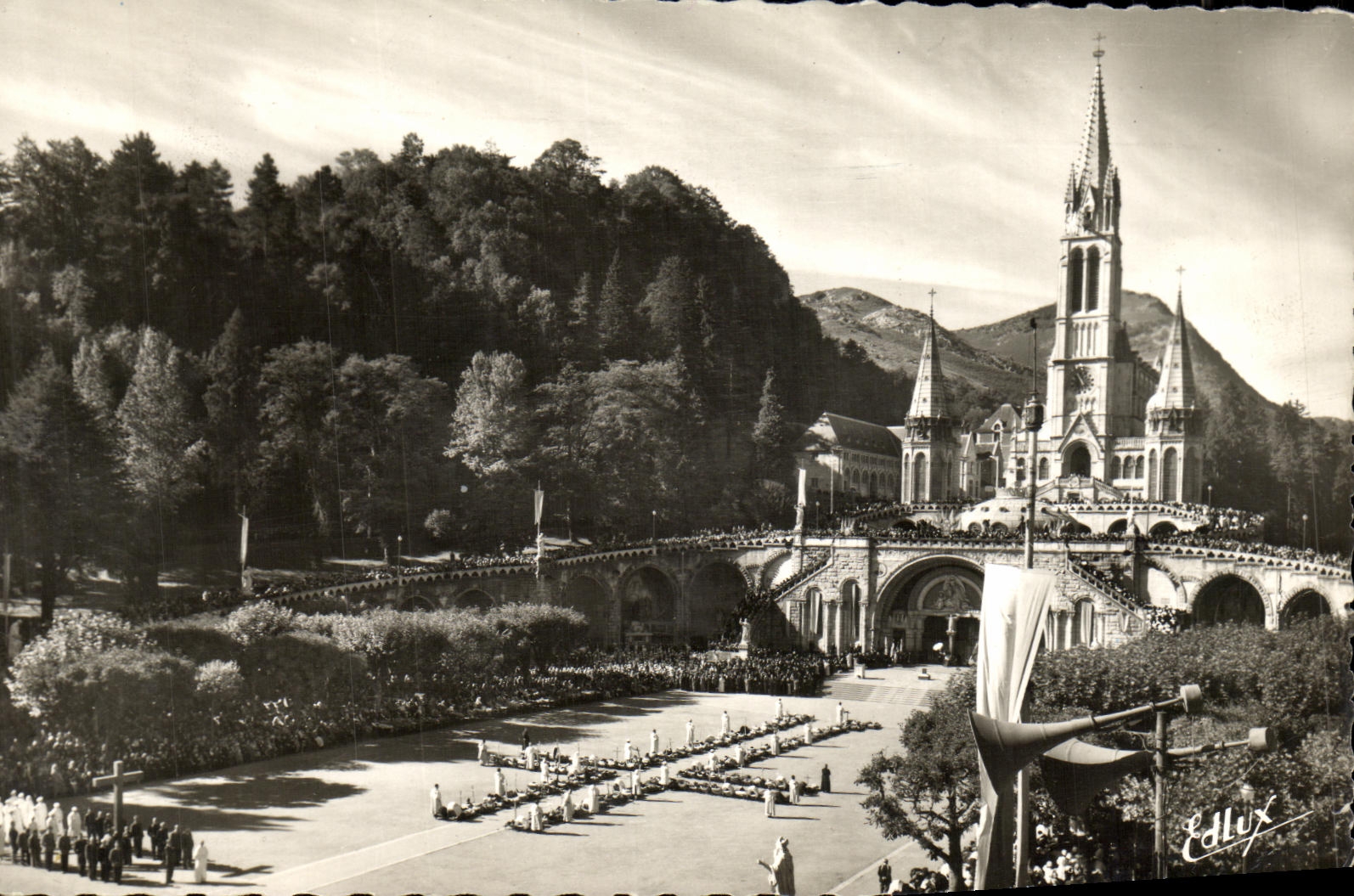 CPM Lourdes Les malades Assistant au Chemin de Croix pendant le Pelerinage du Rosaire
