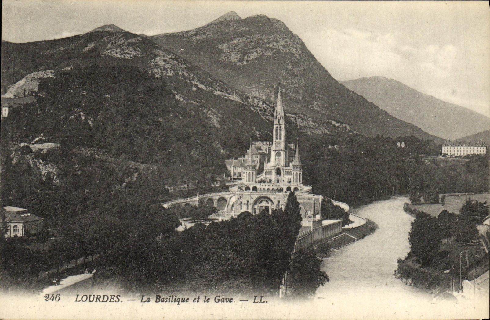 CPA Lourdes La Basilique et la Gave