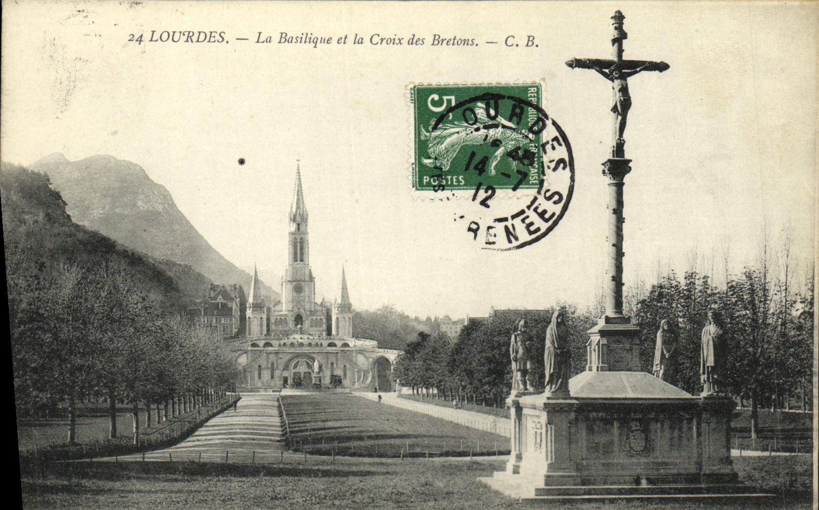 CPA Lourdes La Basilique et la Croix des Bretons