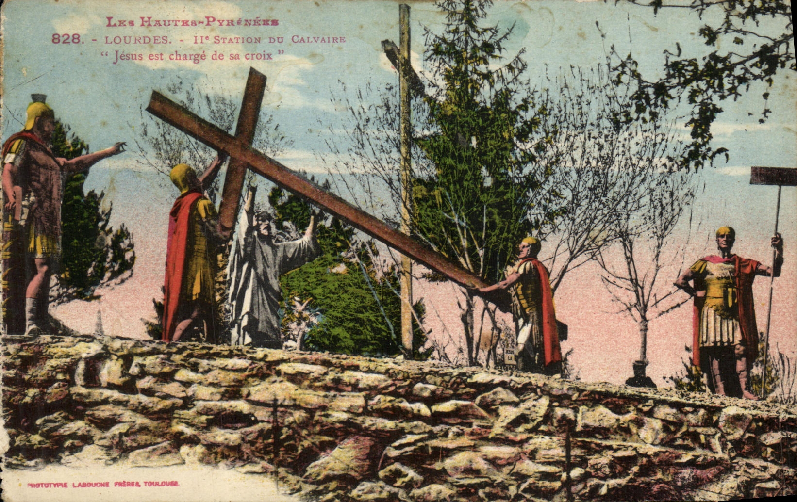 CPA Lourdes 11eme station du calvaire Jesus est charge de sa croix