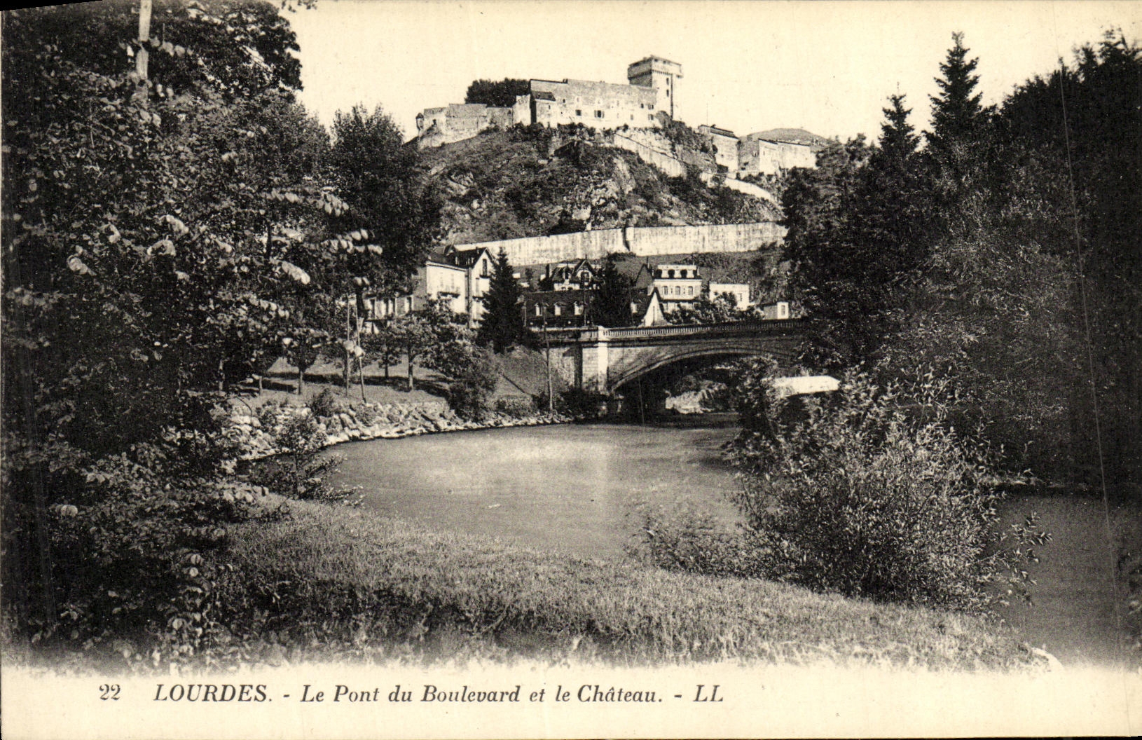 CPA Lourdes Le Pont du Boulevard et le Chateau