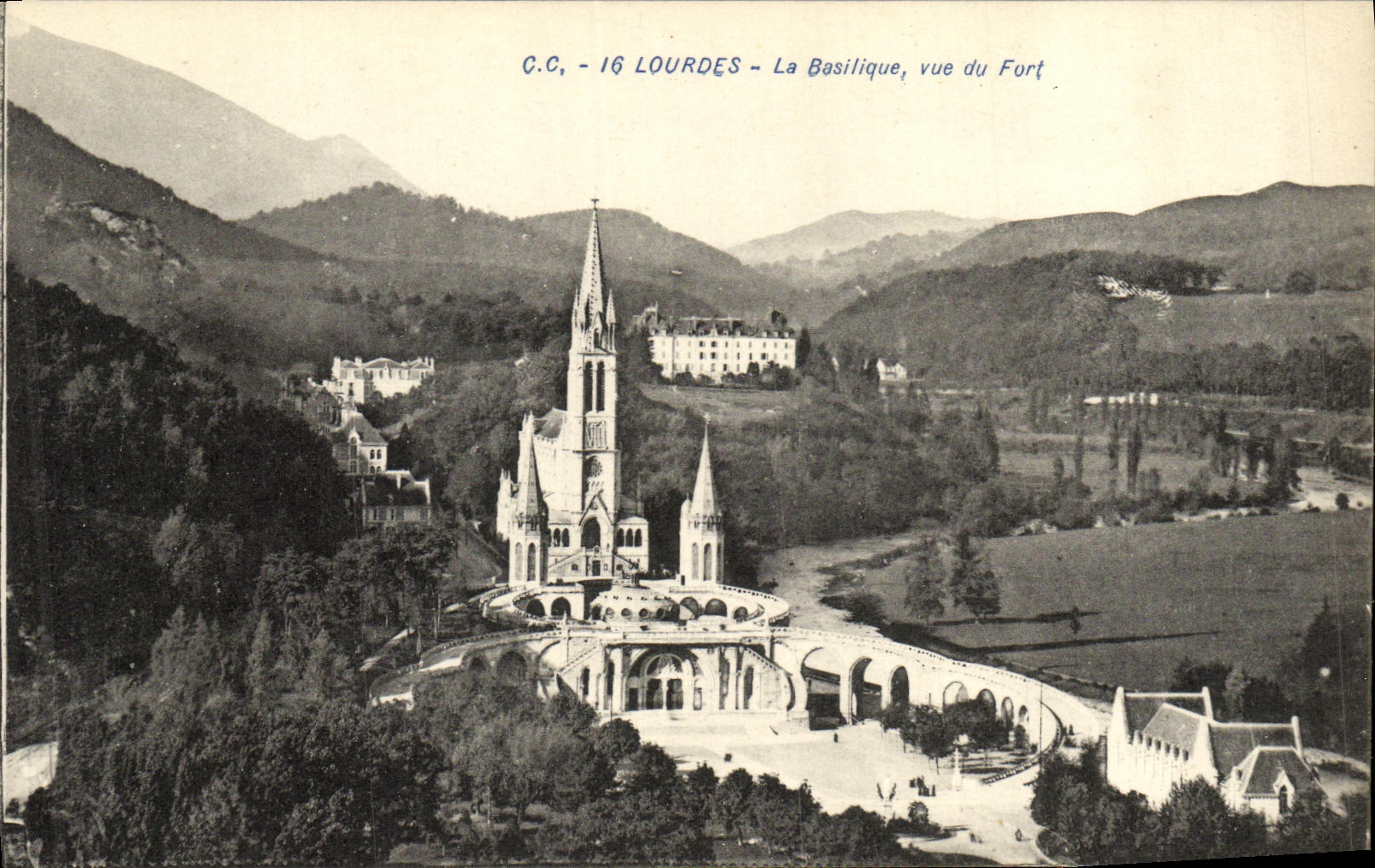 CPA Lourdes La Basilique vue du Fort