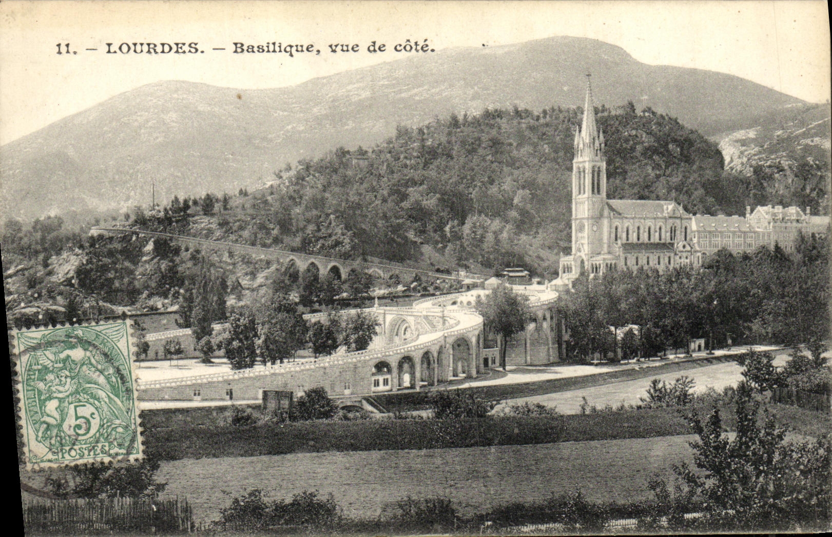 CPA Lourdes Basilique vue de cote