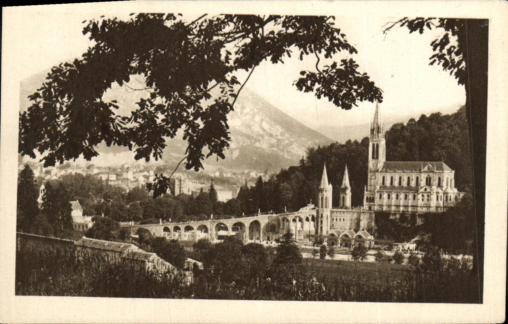 CPA Lourdes La Basilique et la Pic du Jer