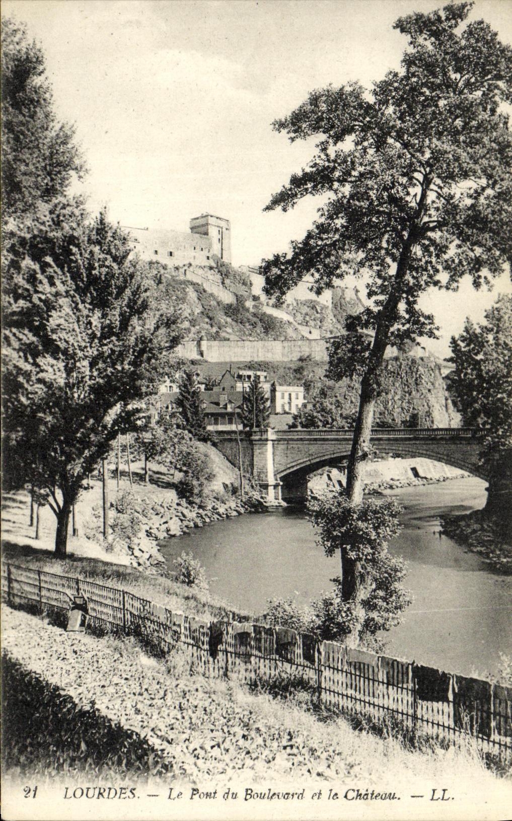 CPA Lourdes Le Pont du Boulevard et le Chateau