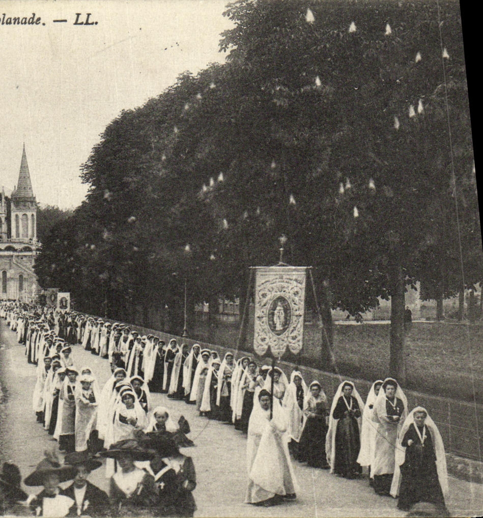 CPA Lourdes La procession a l esplanade
