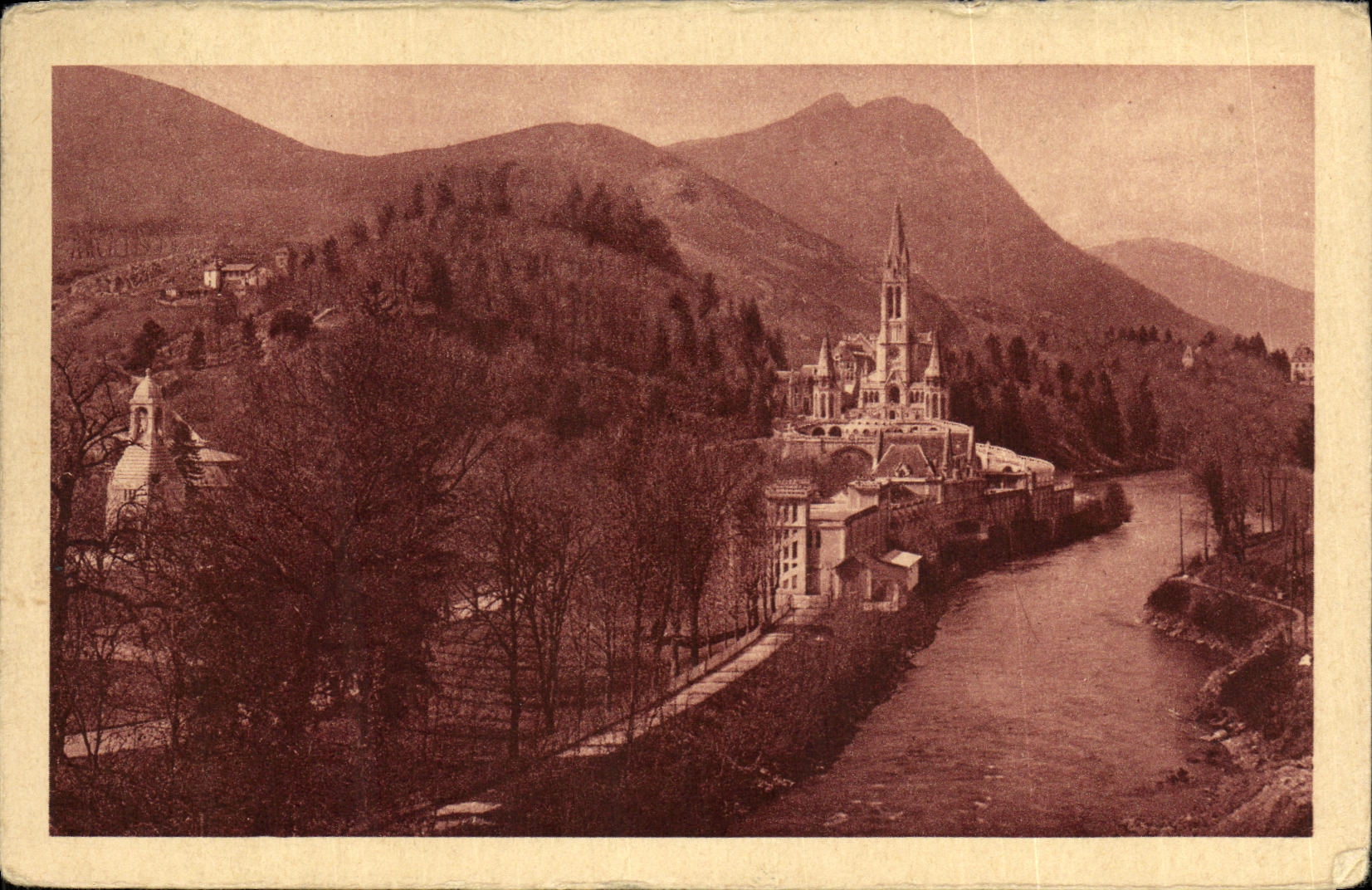 CPA Lourdes La Baslique et le Mounument Interallie