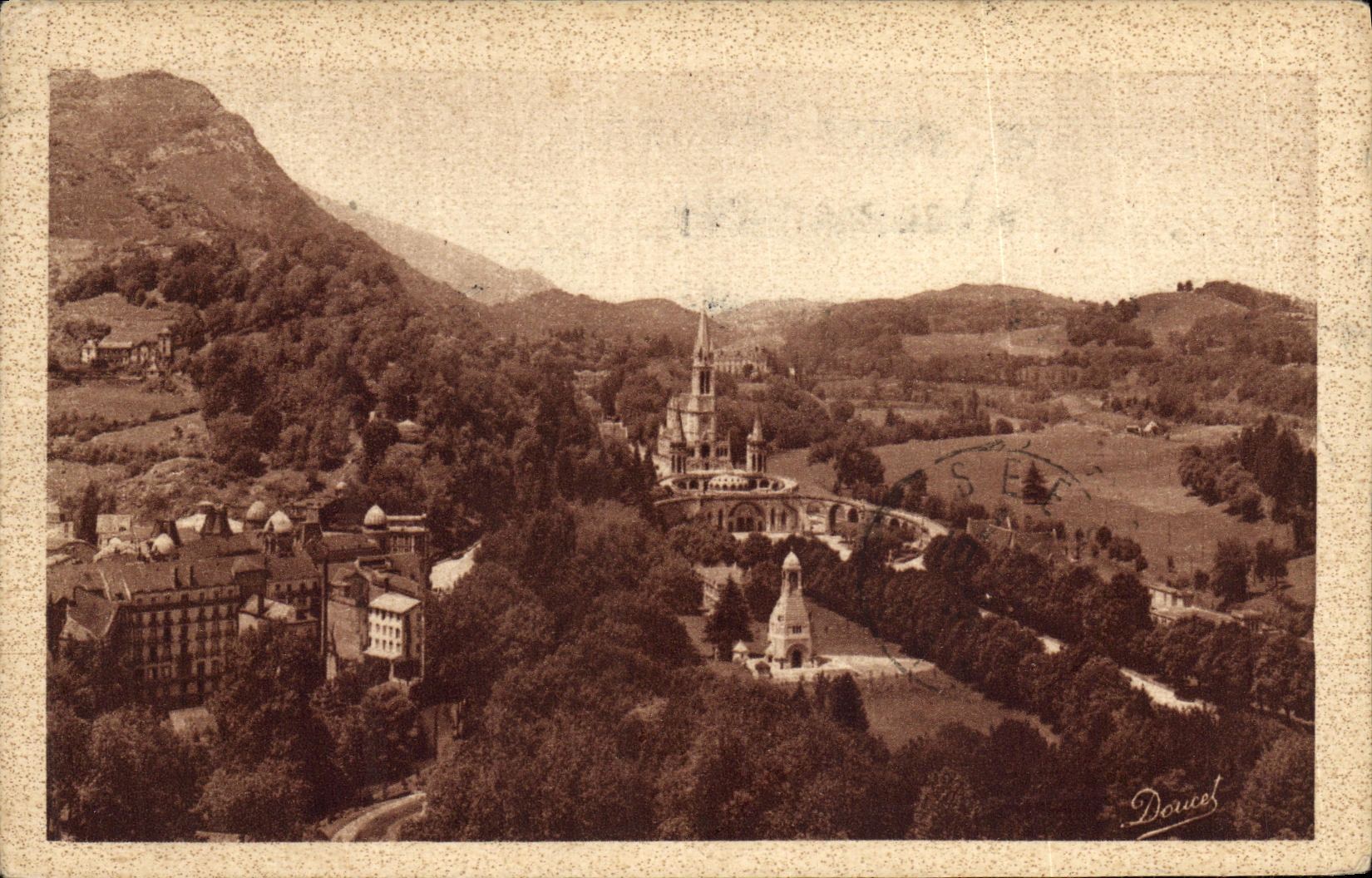 CPA Lourdes Vue d ensemble sur la Basilique et le Calvaire