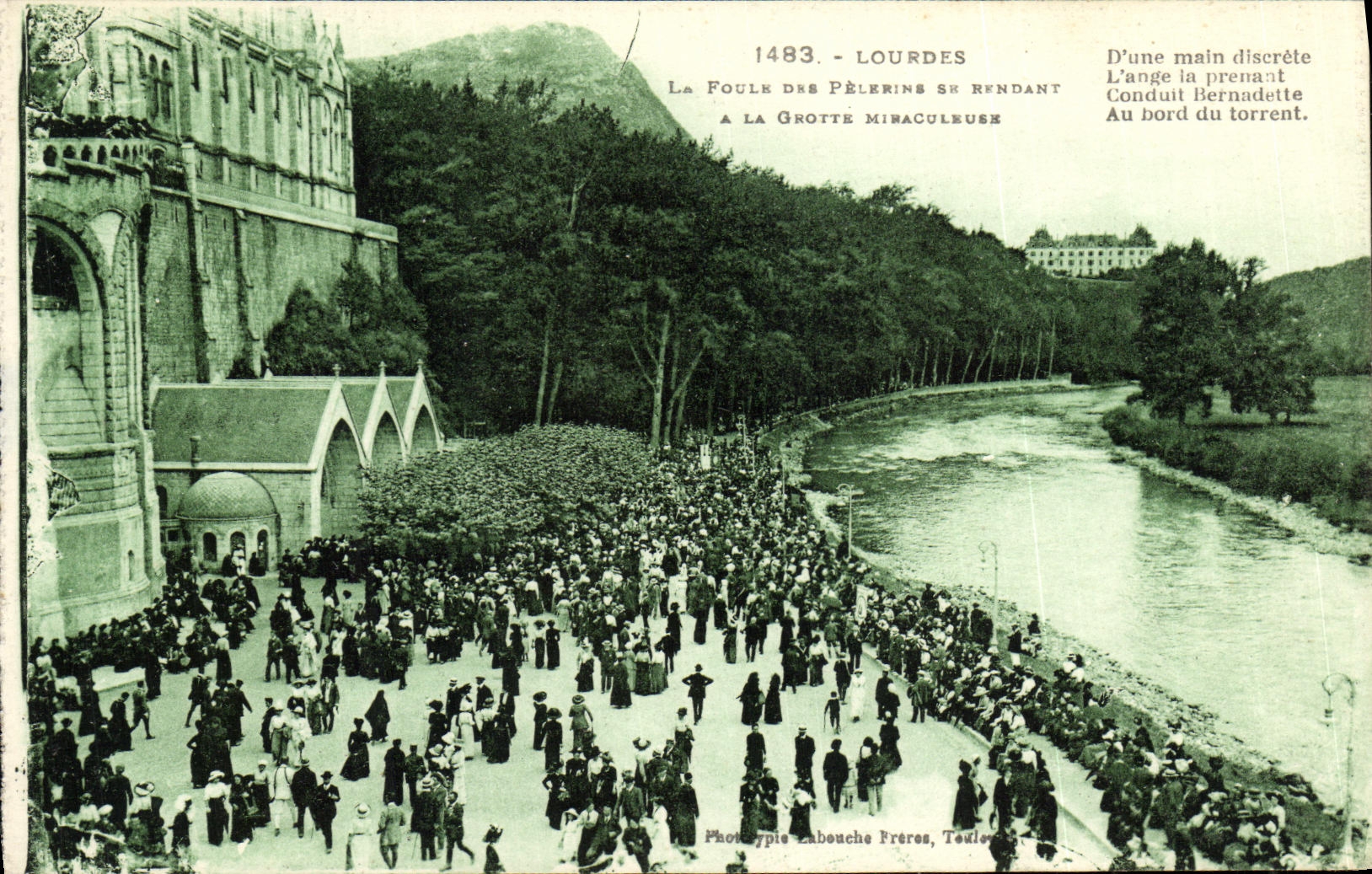 CPA Lourdes La foule des pelerins se rendant a la grotte miraculeuse
