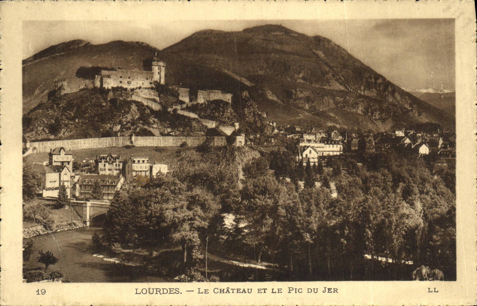 CPA Lourdes La Chateau et le Pic du Jer