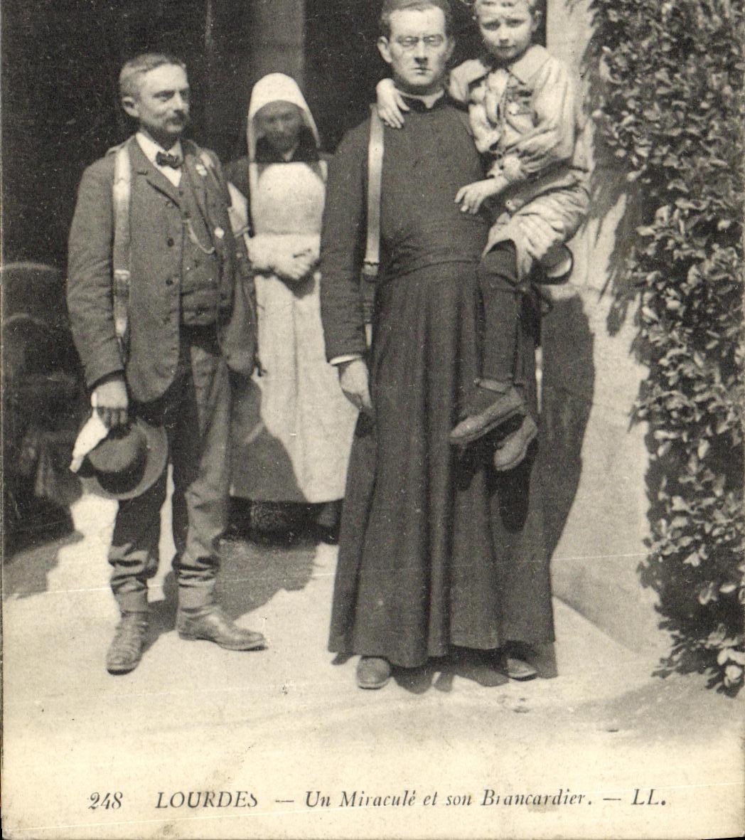 CPA Lourdes Un Miracule et son Brancardier