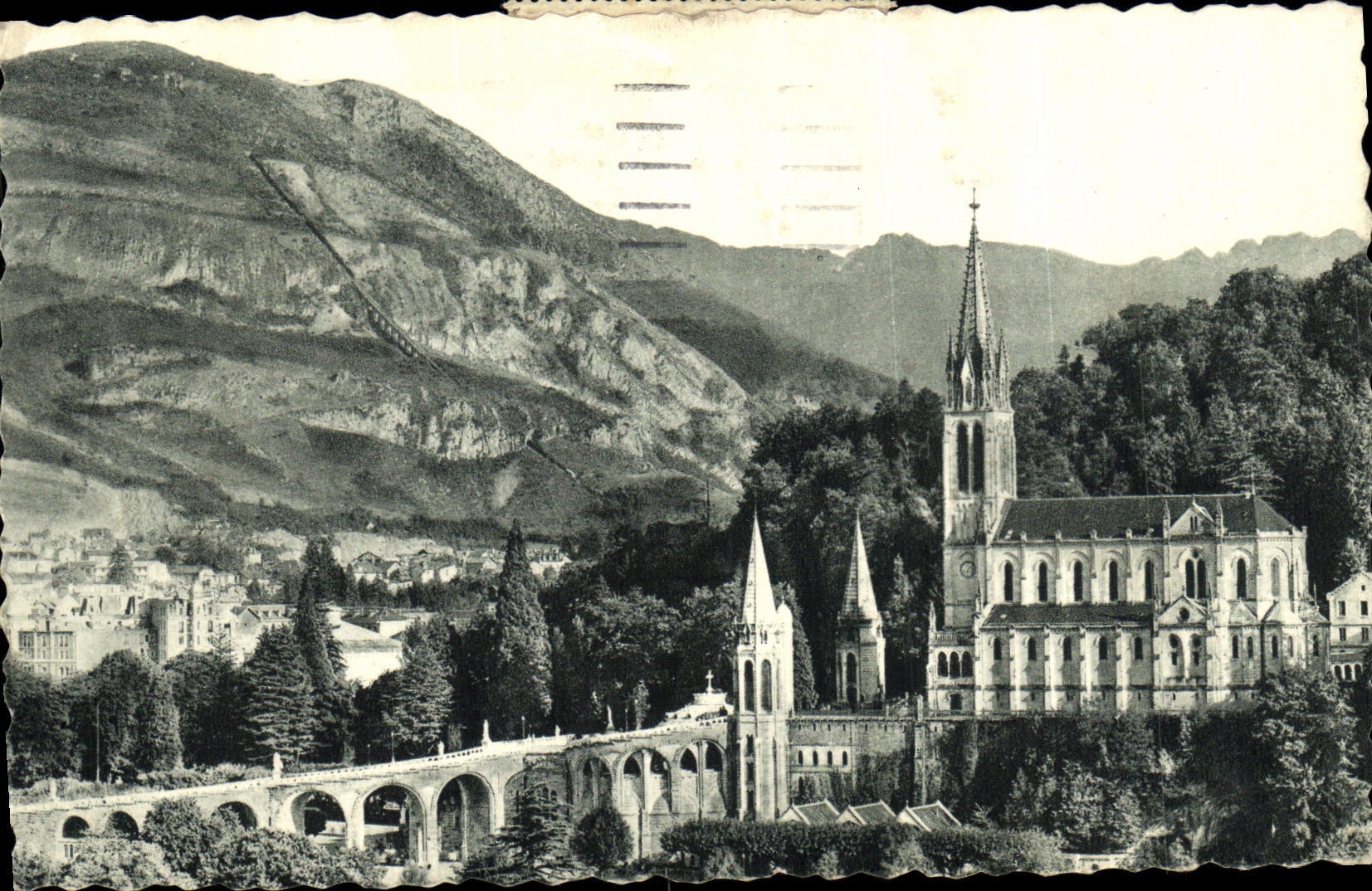 CPA Lourdes La Basilique vue de cote et les Pyrenees 