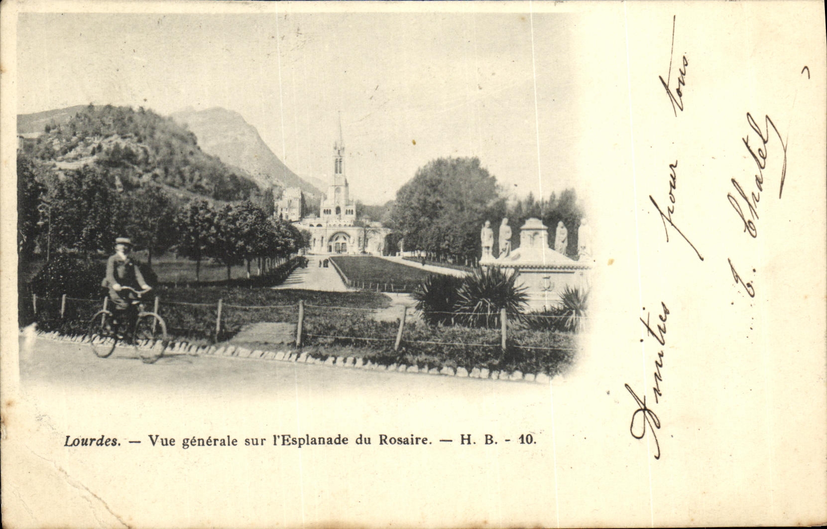 CPA Lourdes Vue generale sur l Esplande du Rosaire Velo