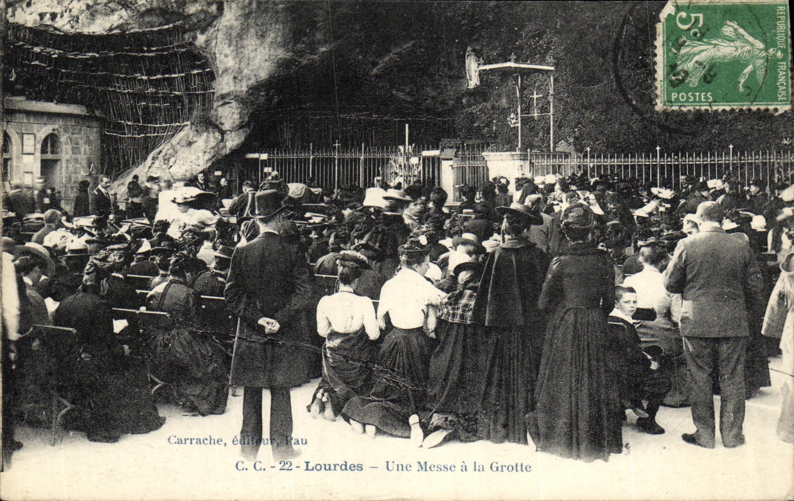 CPA Lourdes Une Messe a la Grotte