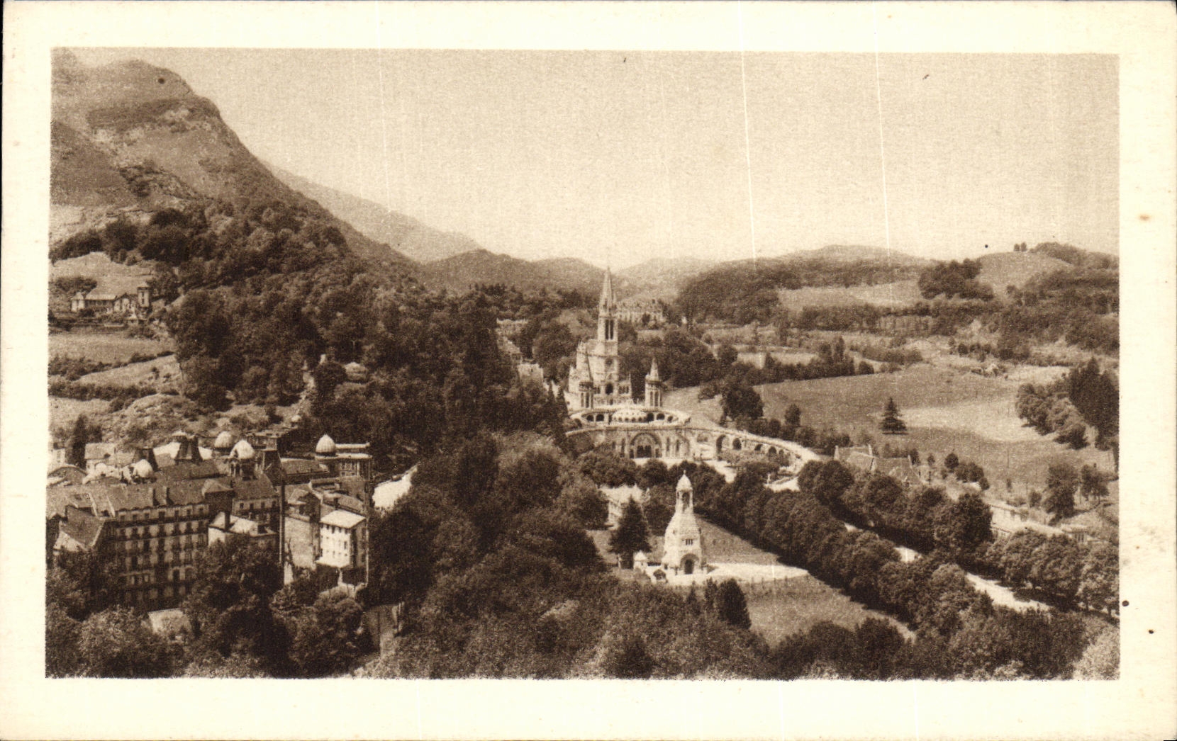 CPA Lourdes Vue d ensemble sur la Basilique er le Calvaire prise du Chateau Fort