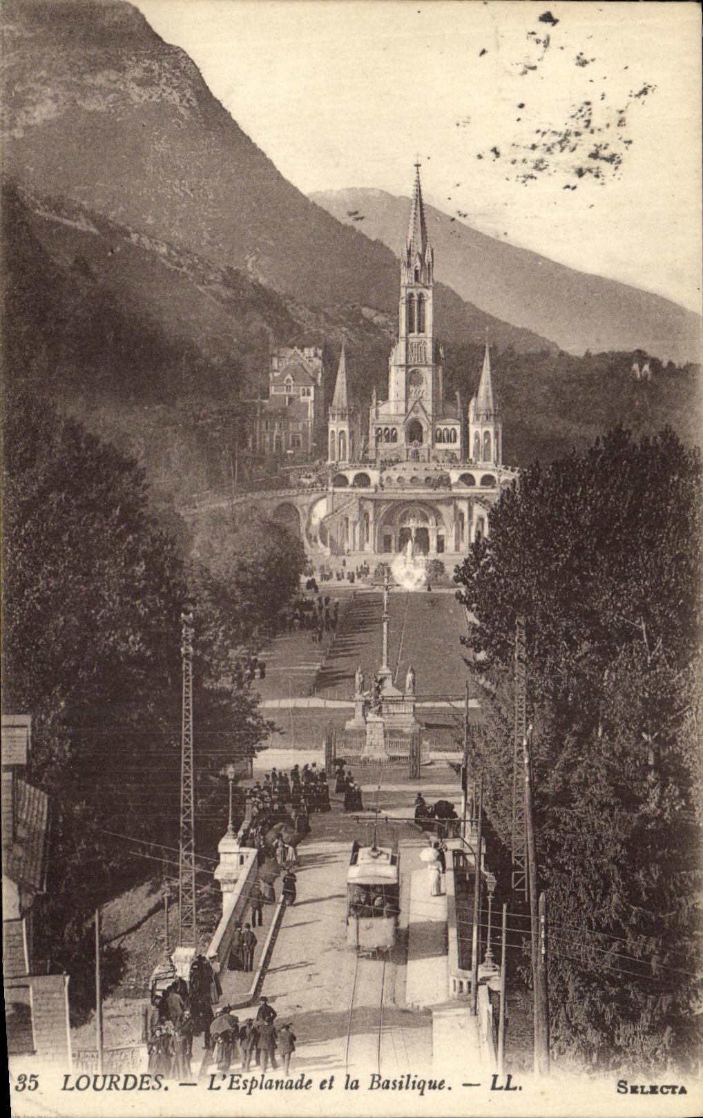 CPA Lourdes L Esplanade et la Basilique