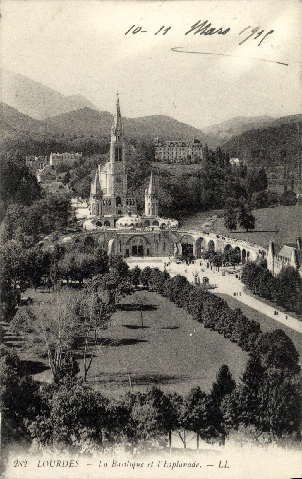 CPA Lourdes La Basilique et l Esplanade