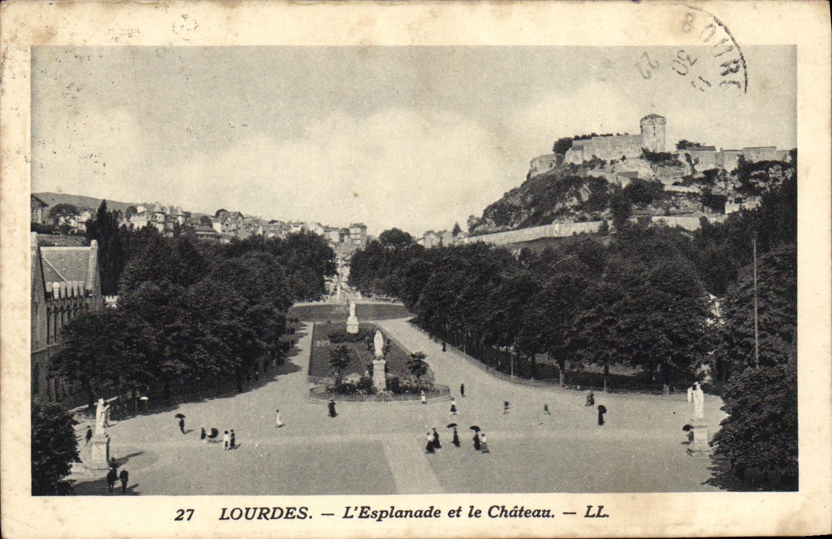 CPA Lourdes L Esplanade et le Chateau