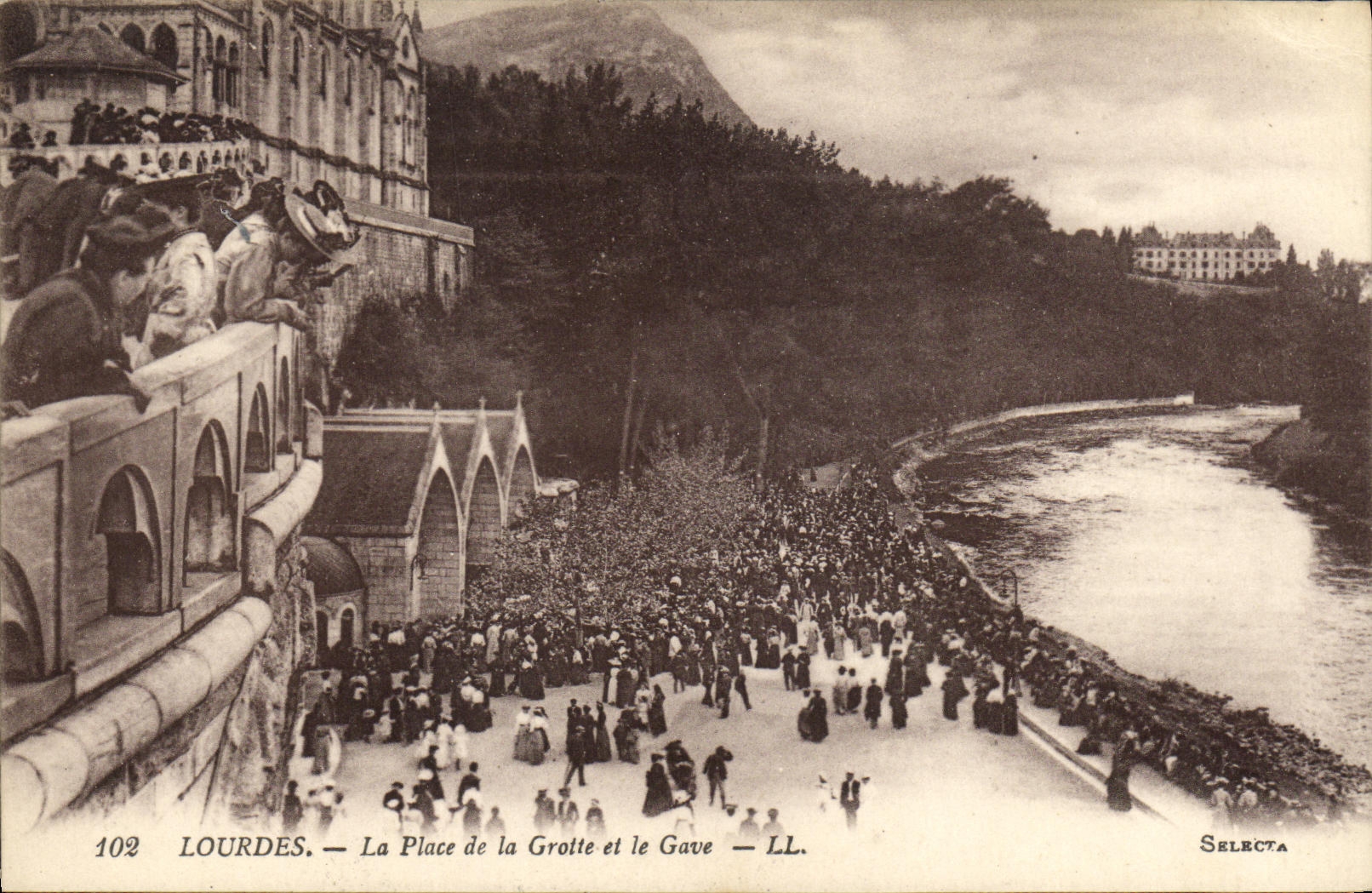 CPA Lourdes La Place de la Grotte et le Gave