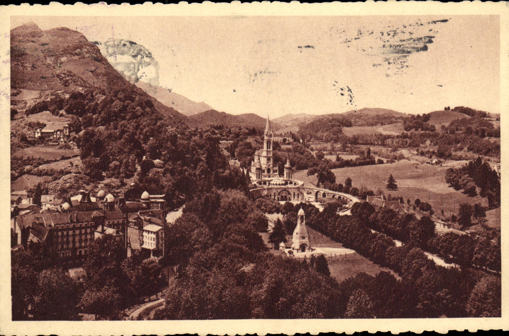 CPA Lourdes La Basilique et le Calvaire vus du Chateau Fort
