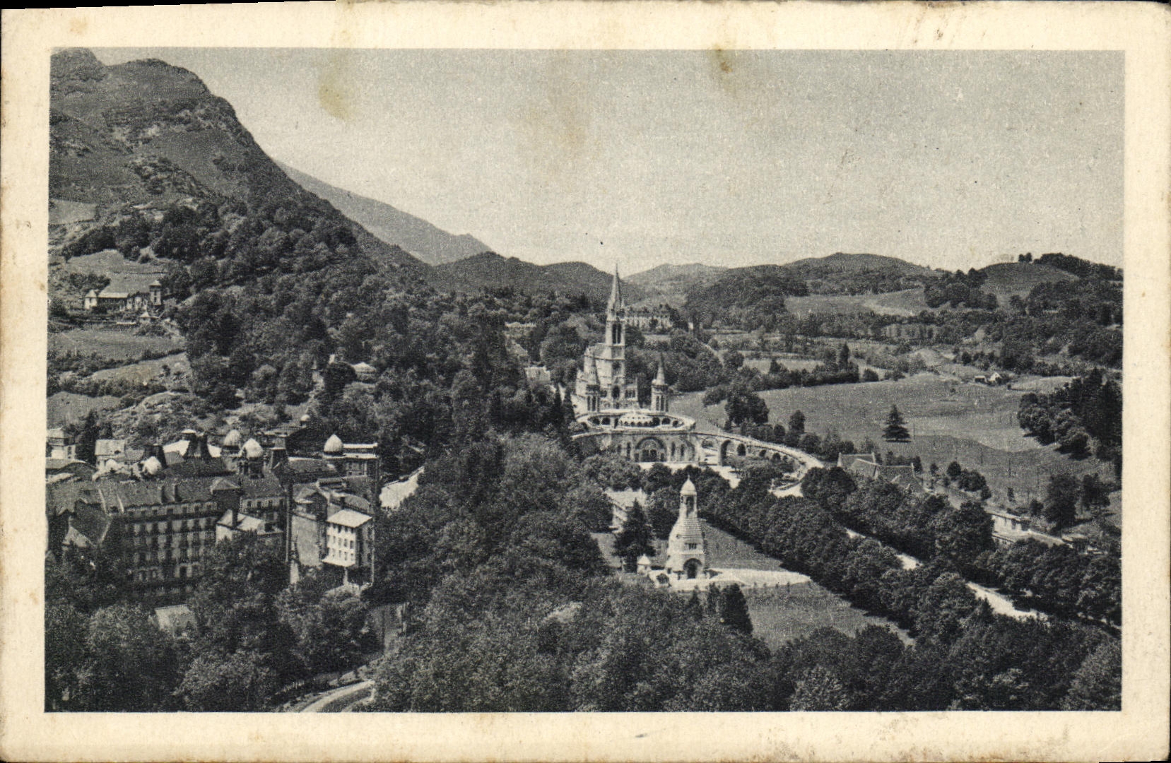 CPA Lourdes Vue d ensemble sur la Basilique et les Calvaire prise du Chateau Fort