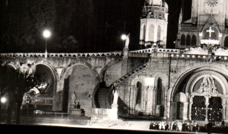CPA Lourdes La Basilique llluminee