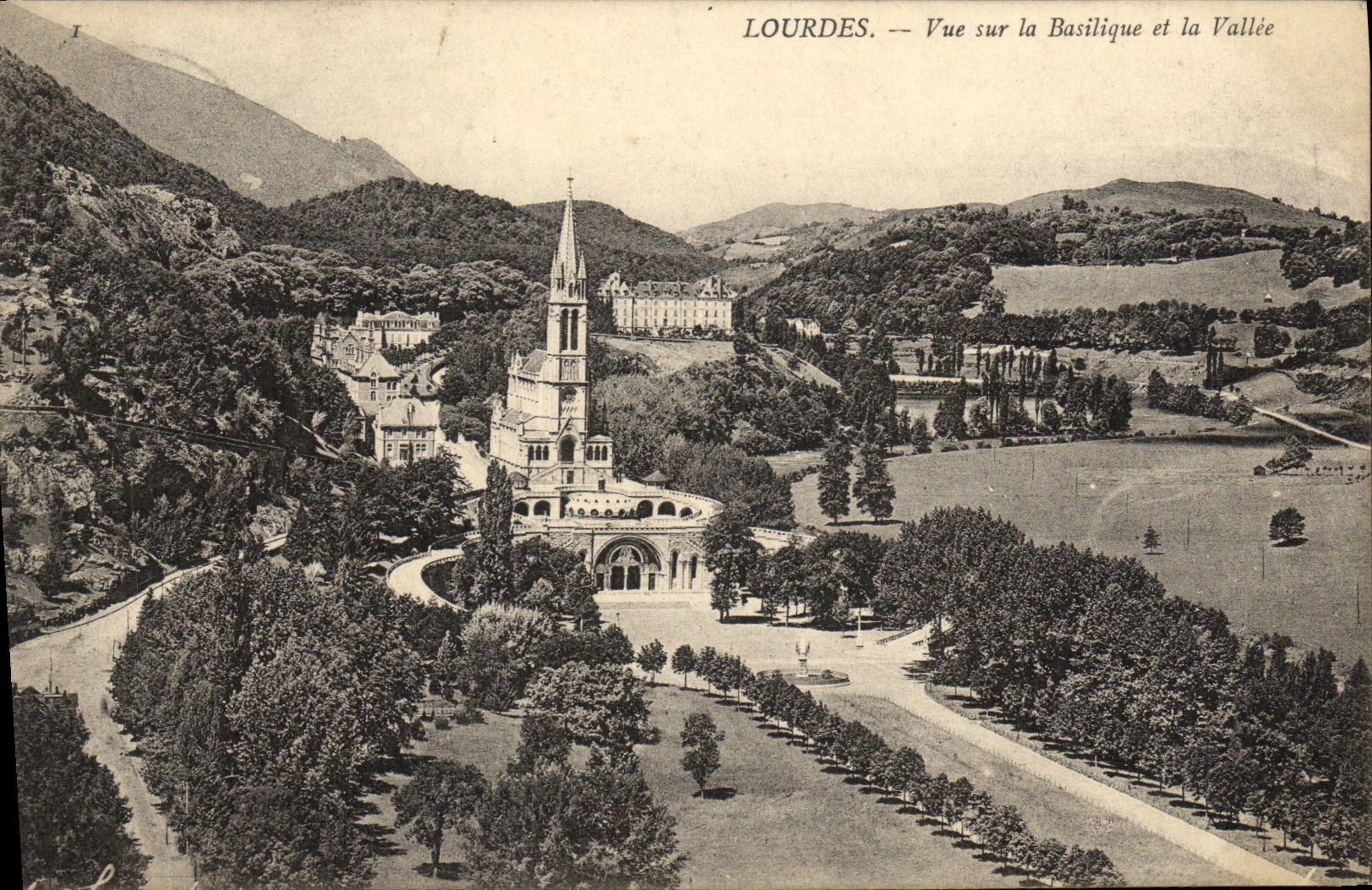 CPA Lourdes Vue sur la Basilique et la Vallee