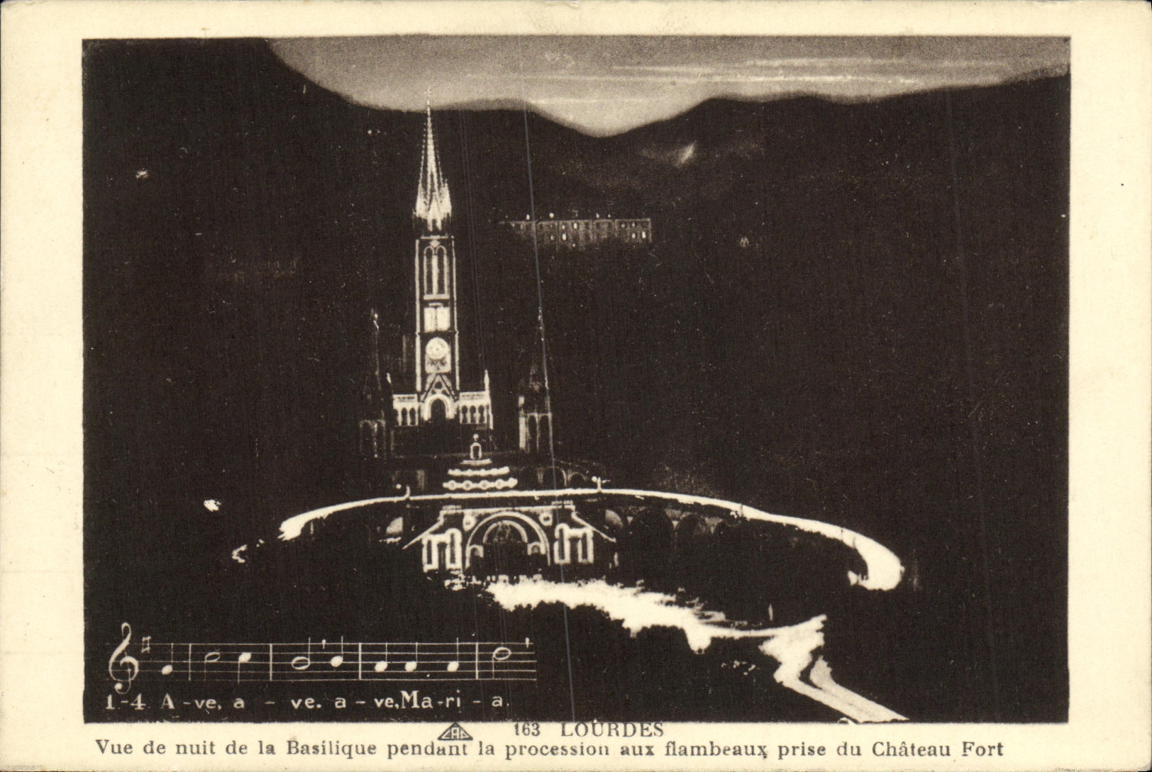 CPA Lourdes Vue de nuit la Basilique pendant la Procession aux flambeaux prise du Chateau Fort